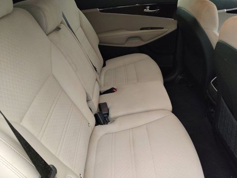 Used 2018 Kia Sorento LX image 19