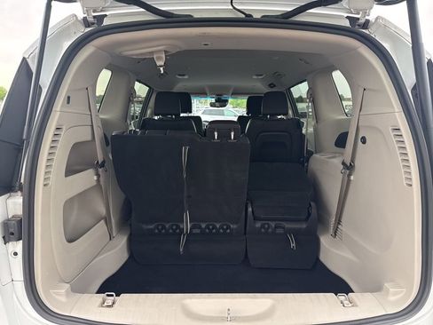 Used 2022 Chrysler Pacifica Touring-L FWD image 33