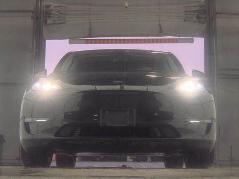 Used 2023 Tesla Model Y Long Range image 11