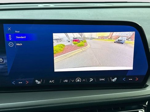 Used 2025 Chevrolet Traverse LT image 17