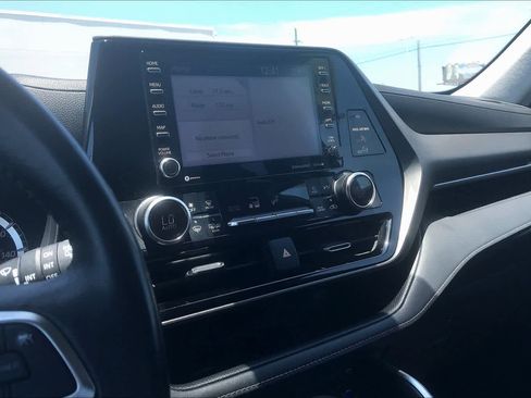 Used 2020 Toyota Highlander LE FWD image 7