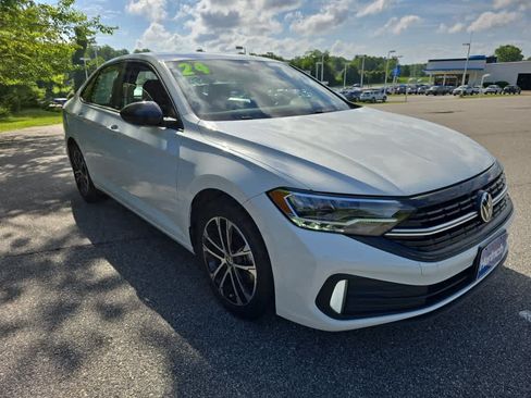 Used 2024 Volkswagen Jetta Sport FWD image 2