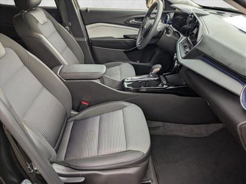 Used 2025 Chevrolet Trax LT image 18