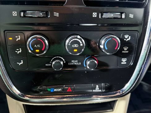 Used 2019 Dodge Grand Caravan SXT FWD image 18