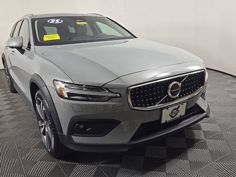 Certified 2025 Volvo V60 B5 Cross Country Plus image 2