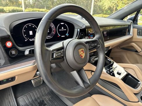Used 2024 Porsche Cayenne S image 18