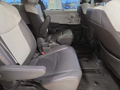 Used 2021 Toyota Sienna XSE w/ XSE Plus Package image 17