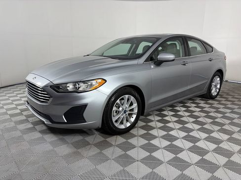 Used 2020 Ford Fusion SE FWD image 3