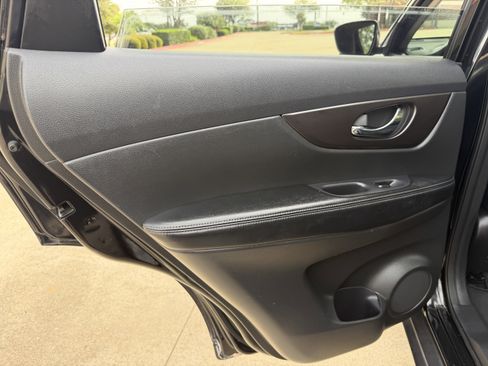 Used 2014 Nissan Rogue SV w/ SV Premium Package FWD image 19