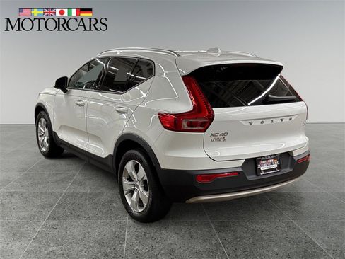 Used 2019 Volvo XC40 T4 Momentum image 5