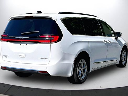 Certified 2023 Chrysler Pacifica Limited FWD image 9