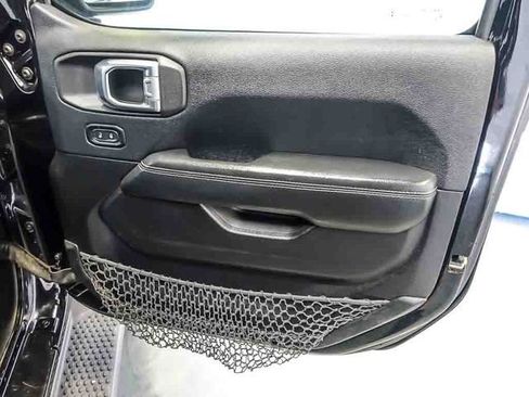 Used 2018 Jeep Wrangler Unlimited Sahara AWD/4WD image 32