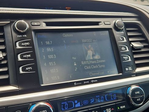 Used 2019 Toyota Highlander XLE AWD/4WD image 17