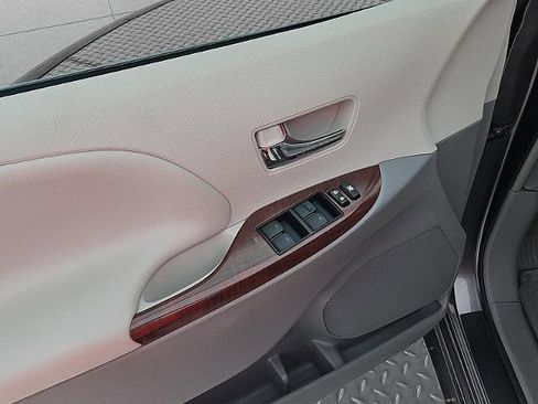 Used 2012 Toyota Sienna XLE image 26