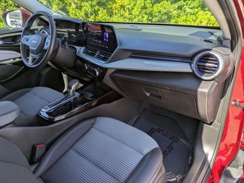 Used 2025 Chevrolet Trax LT w/ LT Convenience Package image 32