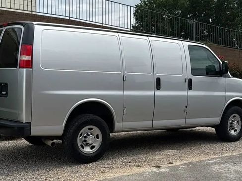 Used 2018 Chevrolet Express 2500 w/ Driver Convenience Package RWD image 6