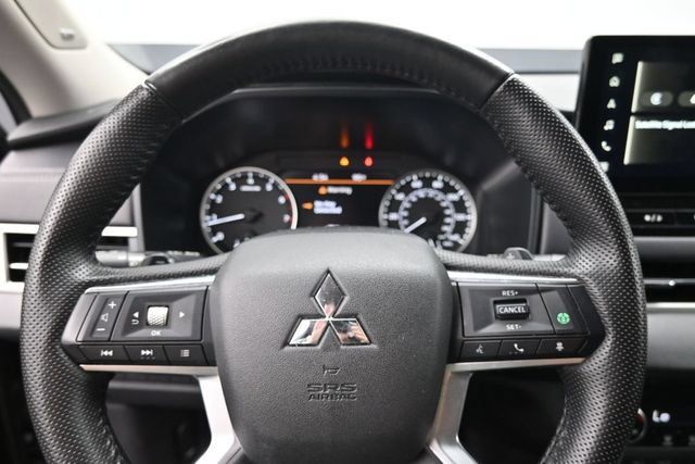 Used 2025 Mitsubishi Outlander SE FWD image 16