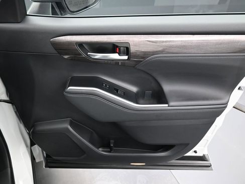 Used 2025 Toyota Highlander Platinum image 40