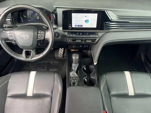 Used 2025 Toyota Camry SE FWD image 13