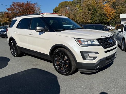 Used 2017 Ford Explorer XLT w/ Equipment Group 202A image 3
