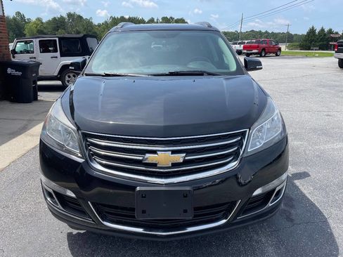Used 2017 Chevrolet Traverse LT w/ Style and Technology Package image 3