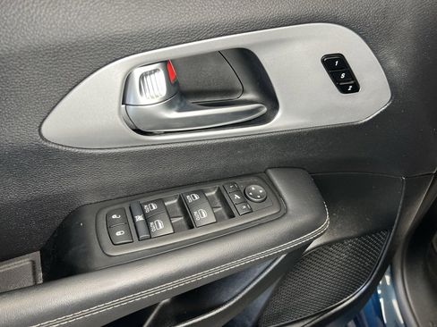 Used 2025 Chrysler Pacifica Limited image 17