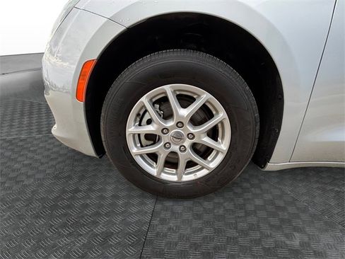 Used 2023 Chrysler Voyager LX image 13