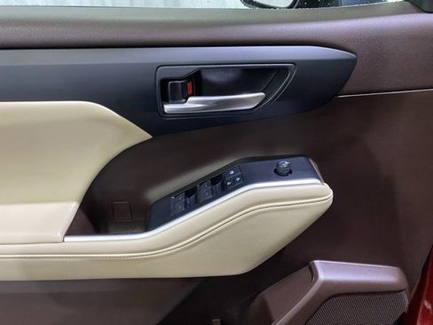 Certified 2021 Toyota Highlander XLE image 15