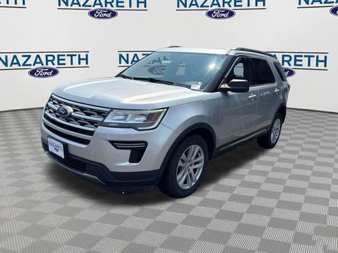 Used 2018 Ford Explorer XLT AWD/4WD image 3