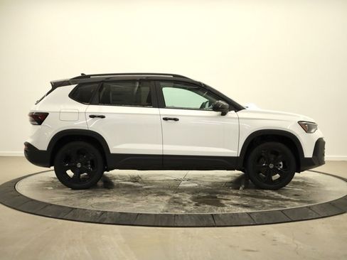 New 2026 Volkswagen Taos SE image 2