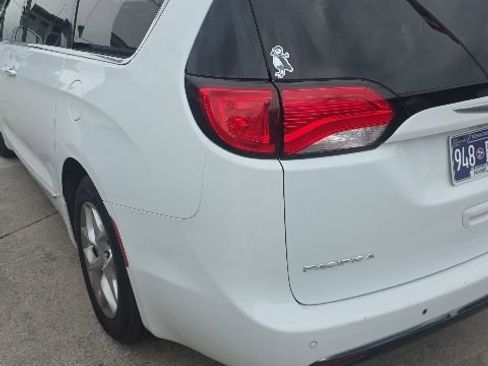 Used 2019 Chrysler Pacifica Touring-L Plus w/ Tire & Wheel Group FWD image 19