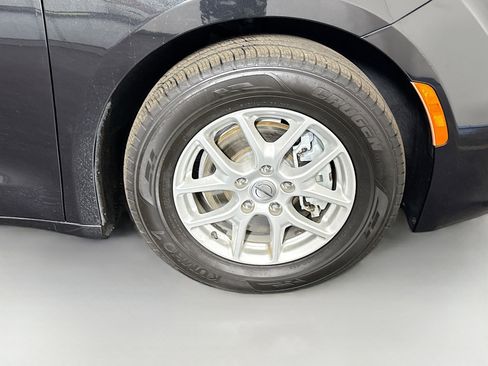 Used 2021 Chrysler Voyager Lxi image 30