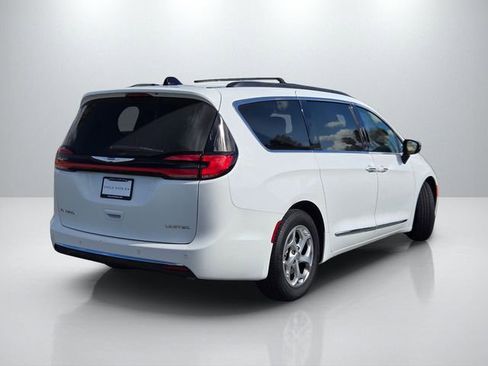 Used 2023 Chrysler Pacifica Limited FWD image 4