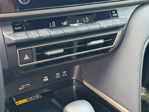 Used 2025 Toyota Camry SE w/ Convenience Package image 26