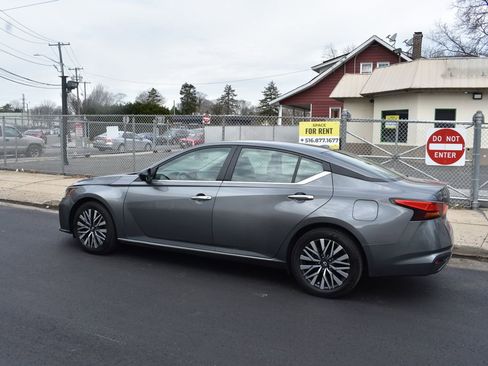 Used 2025 Nissan Altima 2.5 SV image 9
