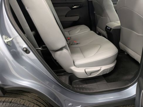 Used 2023 Toyota Highlander XLE AWD/4WD image 26