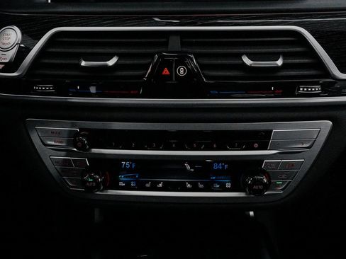 Used 2022 BMW 750i xDrive w/ Executive Package image 25