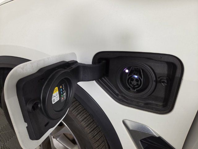 Used 2025 BMW X5 xDrive50e AWD/4WD image 36