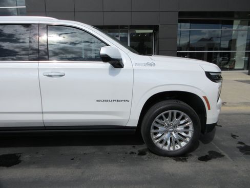 Used 2025 Chevrolet Suburban High Country AWD/4WD image 14