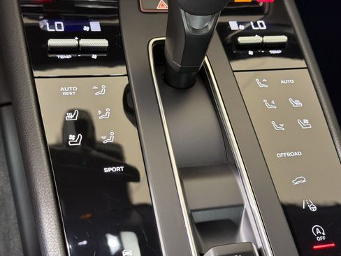 Certified 2024 Porsche Macan AWD/4WD image 17