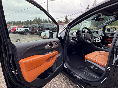 New 2026 Chrysler Pacifica Pinnacle image 10