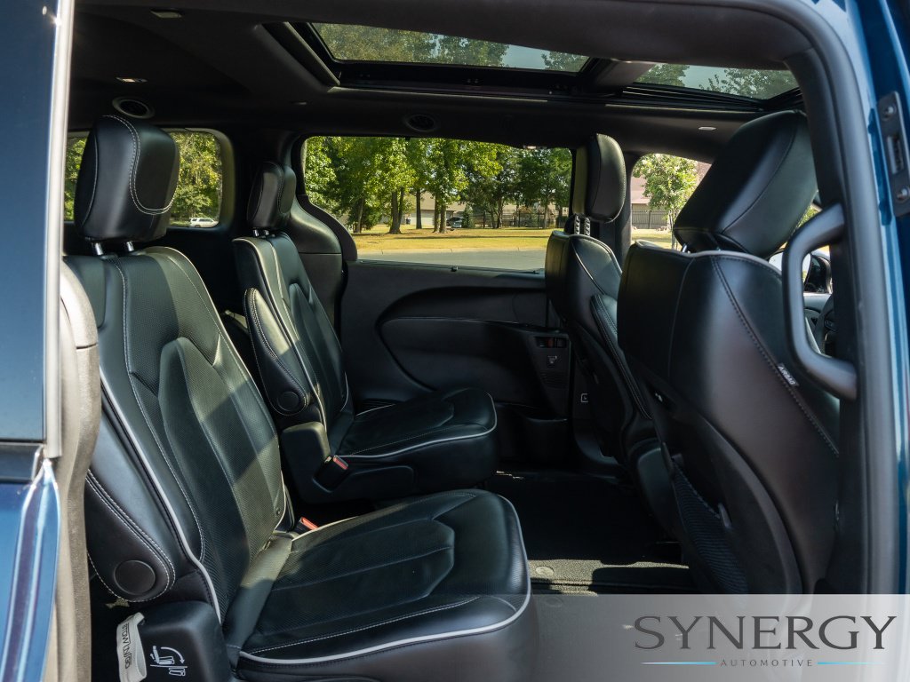 Used 2025 Chrysler Pacifica Limited FWD image 18