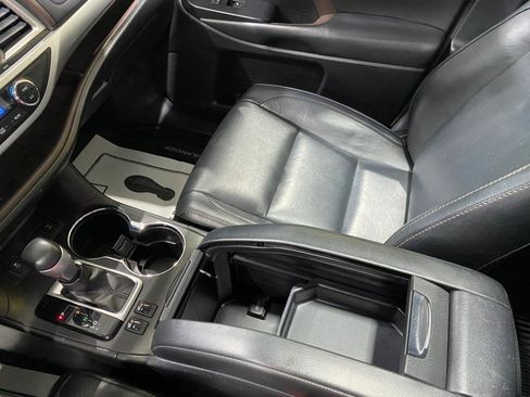 Used 2018 Toyota Highlander XLE image 19