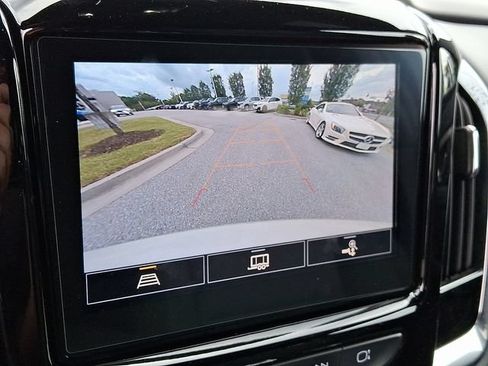 Used 2023 Chevrolet Traverse LT FWD image 18