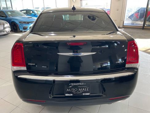 Used 2018 Chrysler 300 Touring image 6