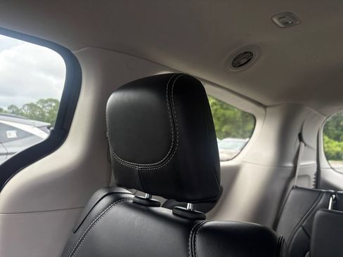 Used 2023 Chrysler Pacifica Touring-L FWD image 14