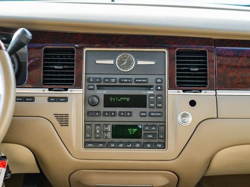 Used 2008 Lincoln Town Car Signature Limited image 15