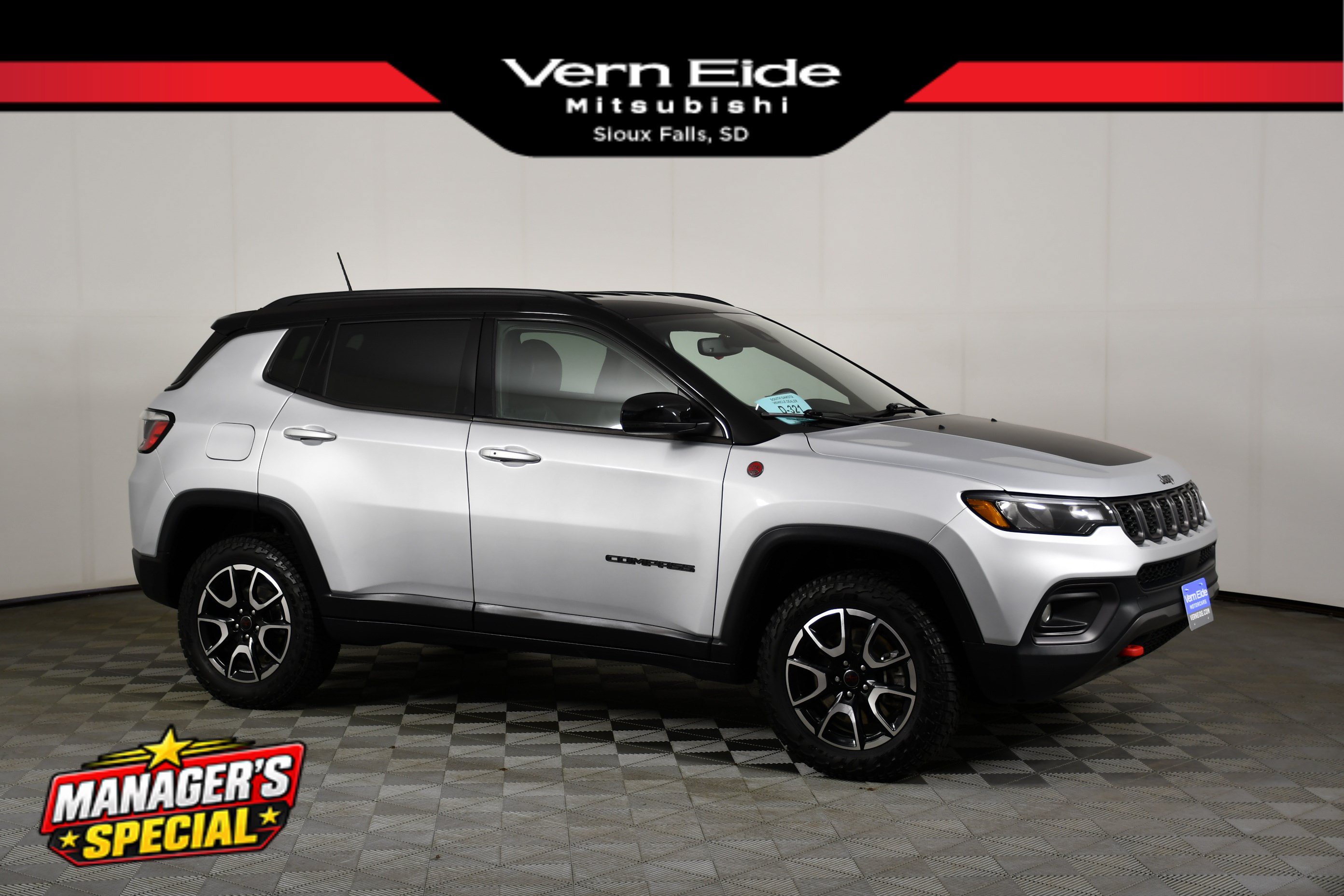 Used 2026 Jeep Compass Trailhawk AWD/4WD image 1