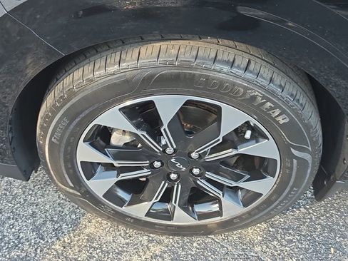 Used 2024 Kia Carnival EX FWD image 8