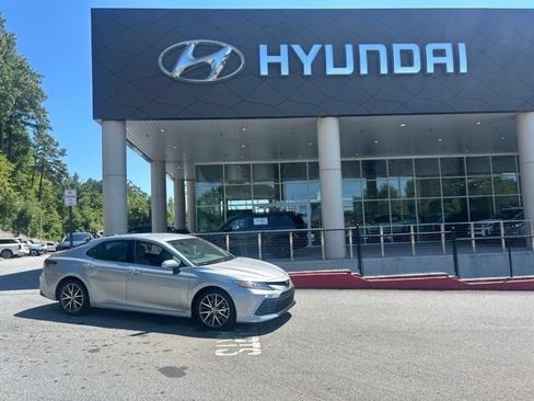 Used 2021 Toyota Camry XLE FWD image 1